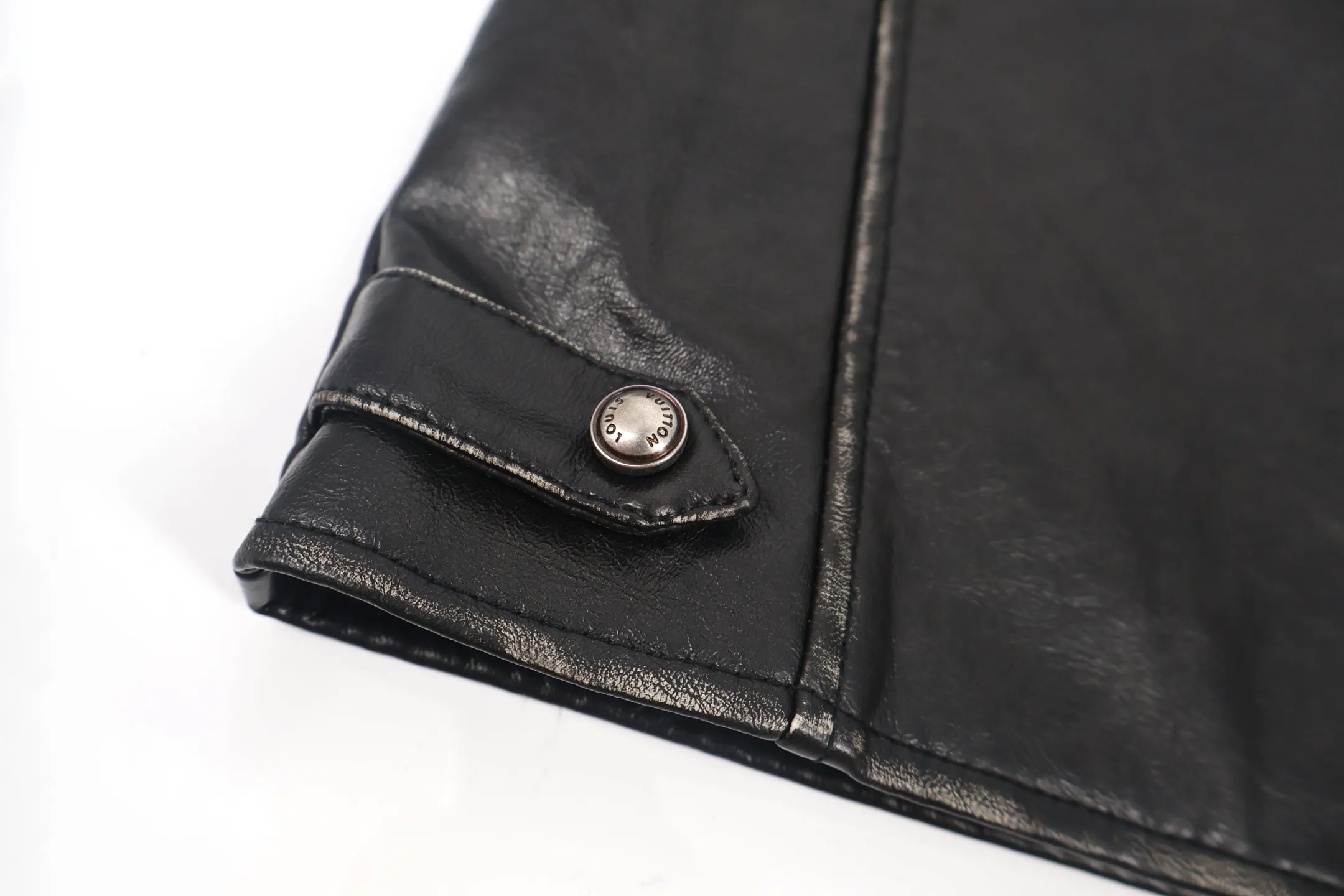 🅿️860 1v Distressed leather jacket with oblique buttons. Original purchase and development for 52,500. The surface fabric is two-layer cowhide combined with a ginger base. It is original after coloring. Custom-woven plaid lining (different from the version on the market). Logo stamp on the back collar. Customized middle leather label. Customized No. 4 zipper puller. Placket zipper. The finished garment is purely artificially distressed and color-polished. It is very labor-consuming. Customized accessories. When Louis Vuitton's centuries-old craftsmanship meets avant-garde design, this leather jacket becomes a subversive work in the luxury fashion world. The distressed leather is engraved with the traces of time, but the deconstructed tailoring with slanted lapels bursts out rebellious tension; the classic Monogram is hidden in the texture, and the metal accessories are like modern stars that cut through the retro atmosphere. It is LV's bold reconstruction of traditional luxury products - injecting the uninhibited soul of the street into the Paris Fashion Week show genes, making every texture tell the avant-garde attitude of "classics can also be exceptional". Size:S-M-L